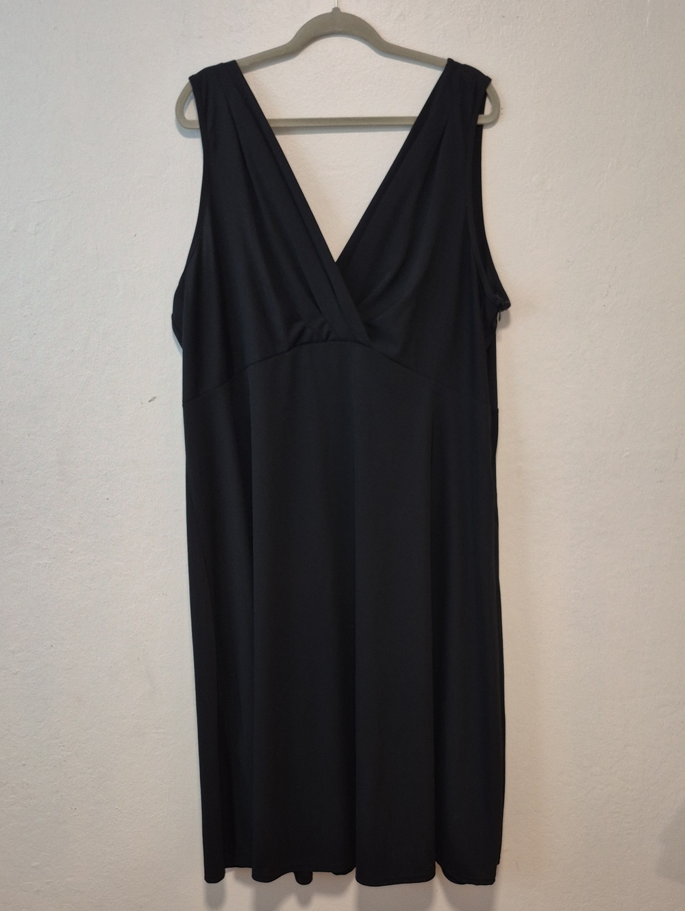 Black Crossover V Neckline Umpire Style Swing Midi Dress Sz 22